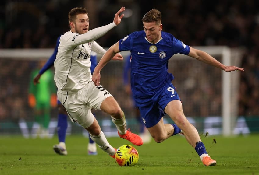 Jogos de hoje: Liam Delap (#9), do Chelsea, disputa a bola durante a partida contra o Fulham, válida pela Premier League 2025/26 (Foto: Adrian Dennis/AFP)