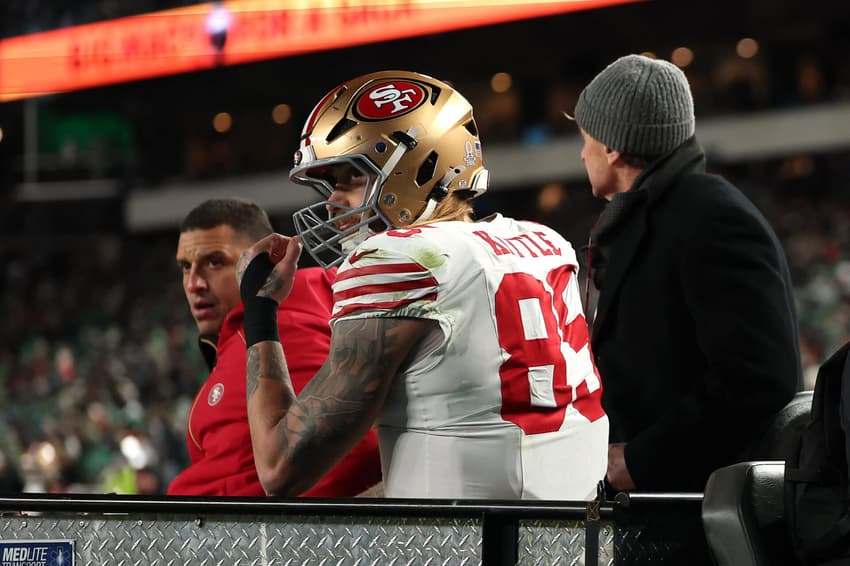 George Kittle saiu lesionado no duelo entre Philadelphia Eagles e San Francisco 49ers (Foto: Elsa/Getty Images/AFP)