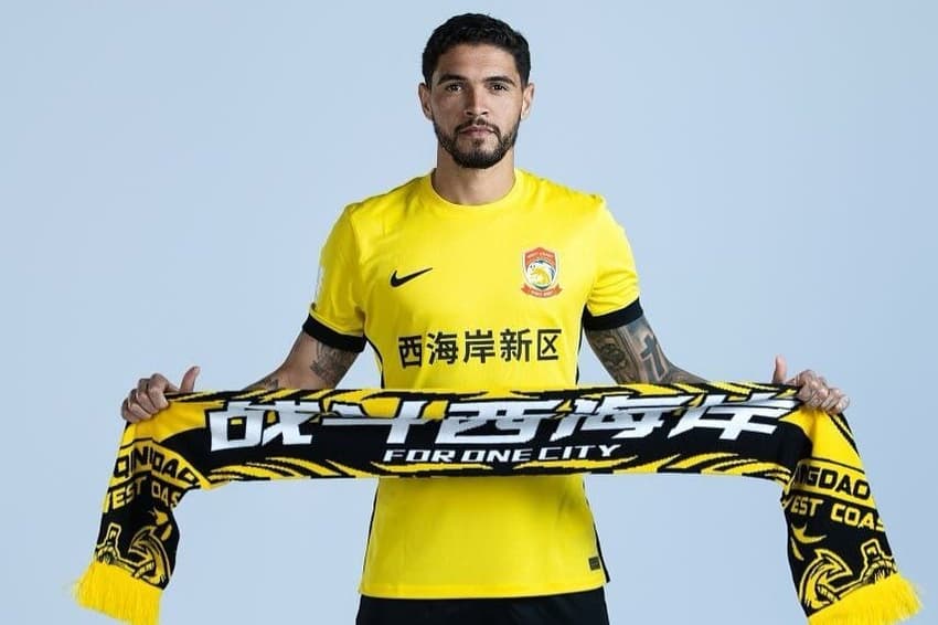 Zagueiro Riccieli com a camisa do Qingdao West Coast, da China (Foto: redes sociais)