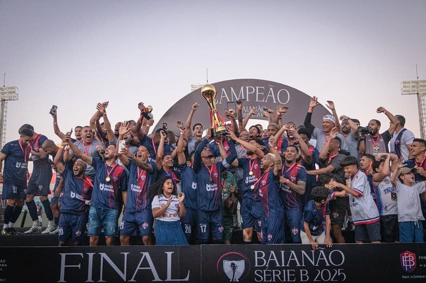 Bahia de Feira comemora título da Série B do Campeonato Baiano (Foto: divulgação / Bahia de Feira)