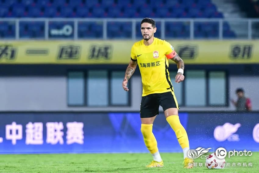 Riccieli em ação no futebol chinês (Foto: redes sociais)