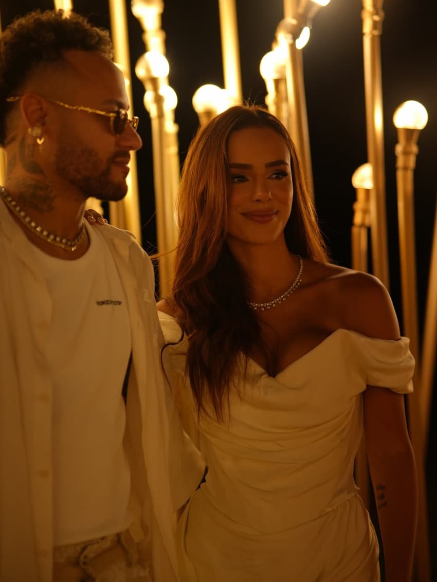 Neymar ao lado da esposa Bruna Biancardi no Ano Novo. (Foto: Divulgação/ Instagram)