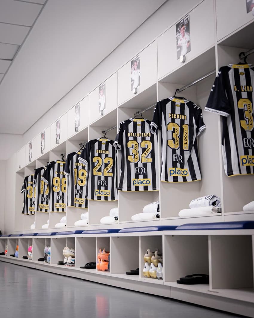 Camisa do Santos no vestiário de visitante da Arena Barueri. (Foto: Divulgação/ Santos FC)