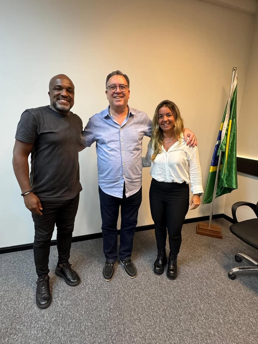 Marcelo Teixeira ao lado dos pais do jogador de 13 anos do Santos Kauan Basile. (Foto: Divulgação/ Instagram)