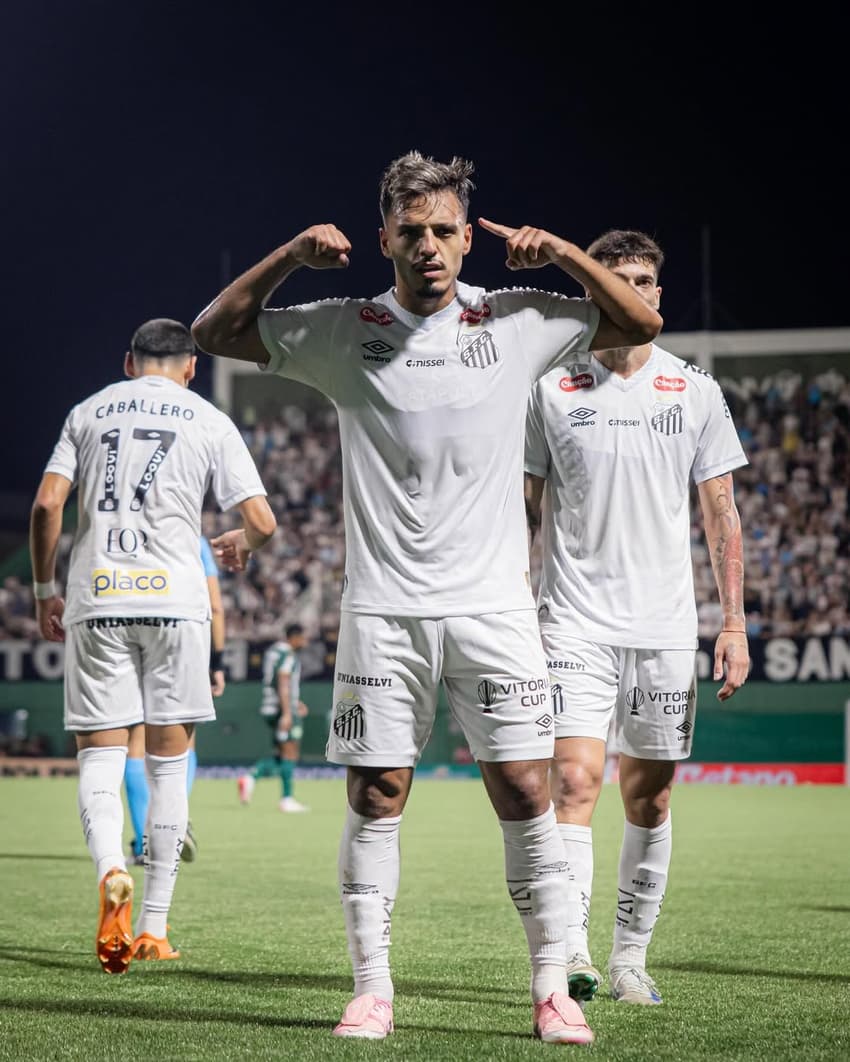 Gabriel Menino marca o primeiro gol do Santos no jogo contra a Chape. (Foto: Divulgação/ Santos FC)