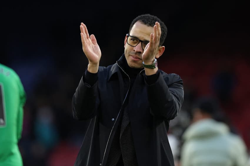 Técnico do Chelsea, Liam Rosenior aplaude seu time na vitória contra o Crystal Palace