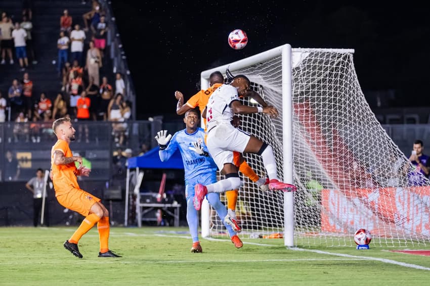 Vasco e Nova Iguaçu em confronto da terceira rodada do Campeonato Carioca (Foto: Alexandre Maia/MyPhoto Press/Gazeta Press)