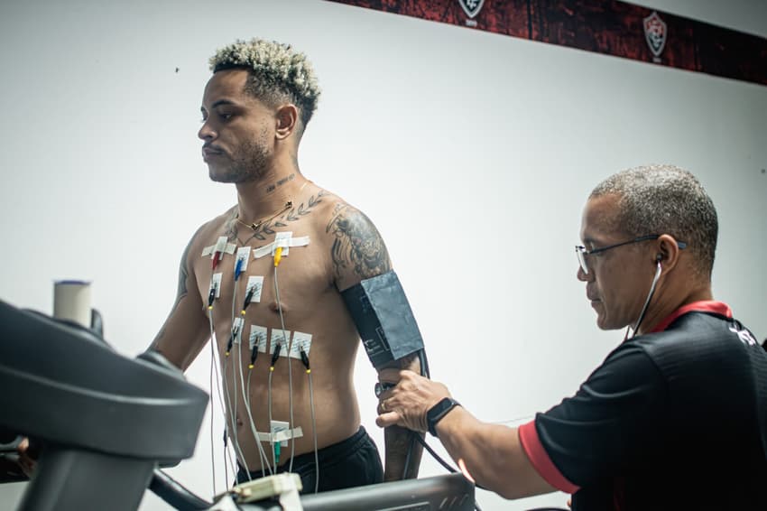 Matheuzinho faz exames em reapresentação do Vitória (Foto: Victor Ferreira / EC Vitória)