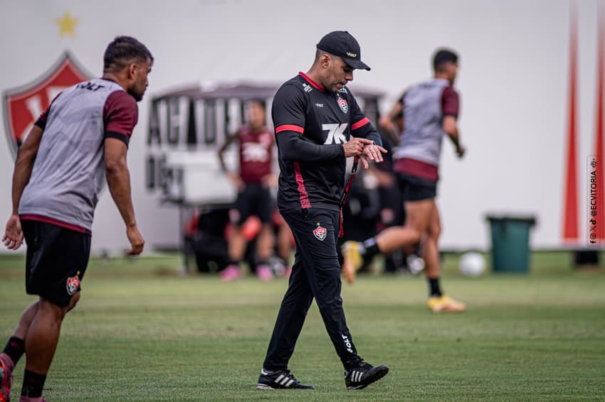 Jair Ventura comanda treino do Vitória no Barradão (Foto: Victor Ferreira / EC Vitória)