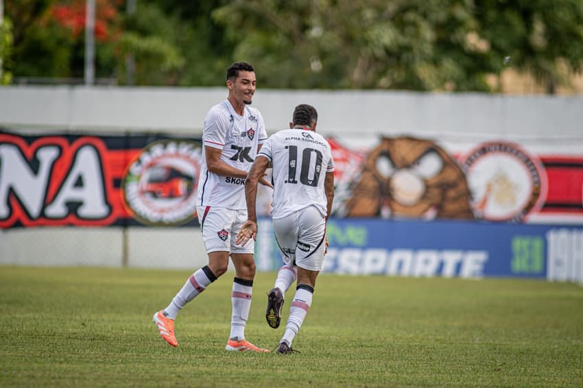 Pablo comemora gol do Vitória logo antes de ser expulso (Foto: Victor Ferreira / EC Vitória)