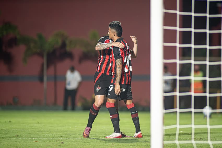Jogadores do Vitória comemoram gol contra o Remo pela estreia do Brasileirão (Foto: Victor Ferreira / EC Vitória)