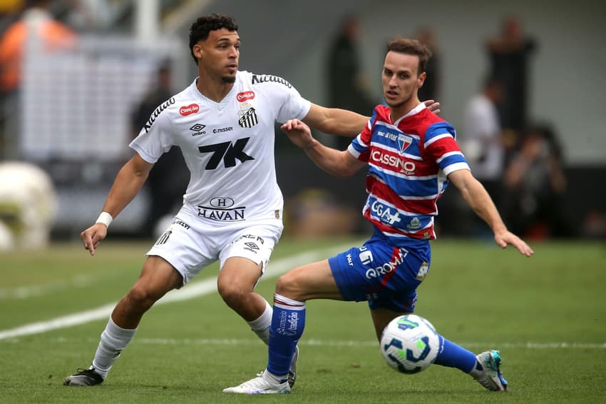 Victor Hugo tenta drible em jogo contra o Fortaleza no Brasileirão (Foto: Guilherme Dionizio / Código 19 / Gazeta Press)