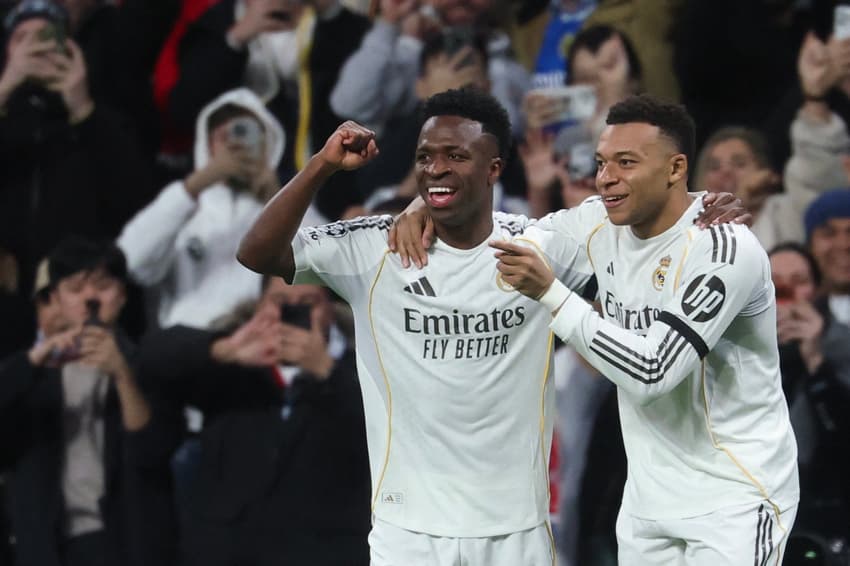 Vini Jr comemora com Mbappé gol do Real Madrid sobre o Monaco, pela Champions League