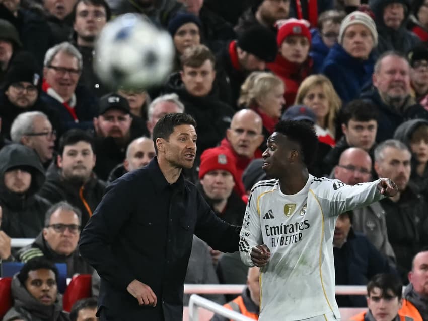 Vini Jr conversa com Xabi Alonso durante jogo entre Liverpool e Real Madrid, pela Champions League