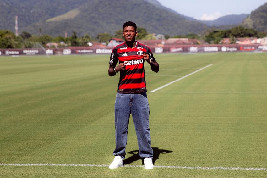 Vitão é apresentado no Flamengo