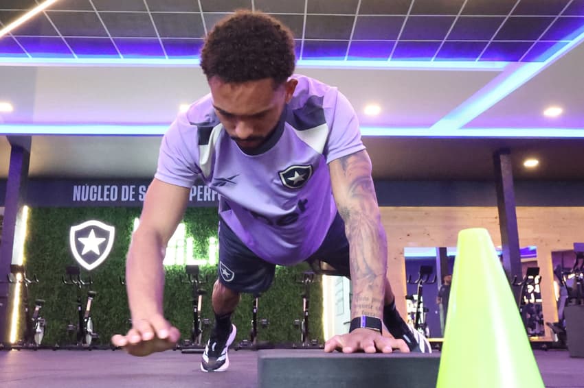 Vitinho, lateral alvinegro, faz treino físico durante pré-temporada (Foto: Vitor Silva / Botafogo)