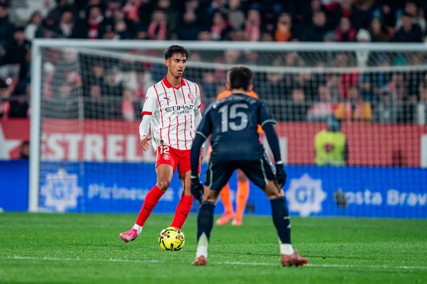 Jogos de hoje: Vitor Reis, do Girona (#12), conduz a bola durante partida válida pela temporada 2025/26 (Foto: Divulgação/Girona)