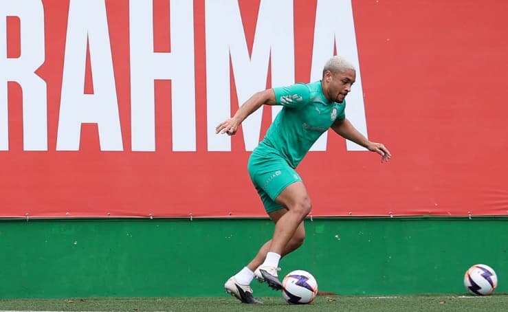 Vitor Roque durante treinamento do Palmeiras