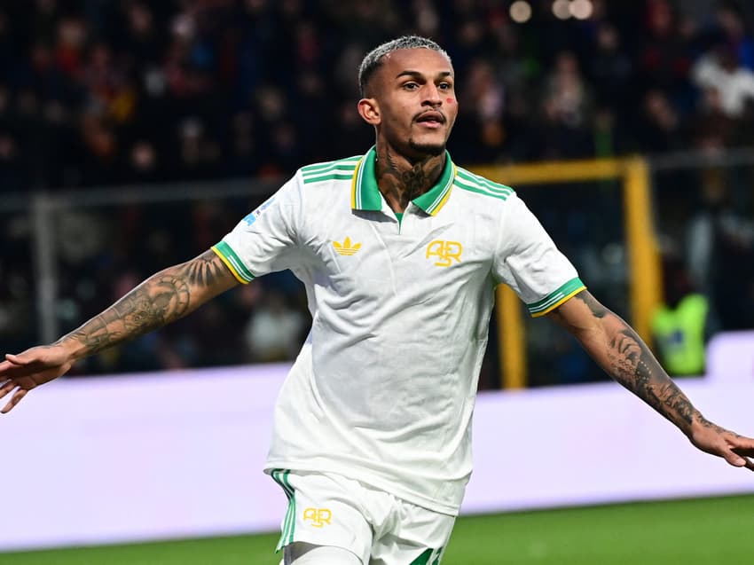 Wesley celebra gol pela Roma durante partida da temporada 2025/26 (Foto: Piero Cruciatti/AFP)