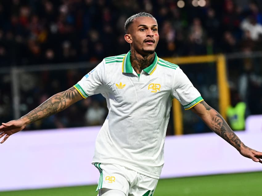 Wesley, improvisado na lateral esquerda, destacou-se na partida e foi eleito o melhor jogador em campo.