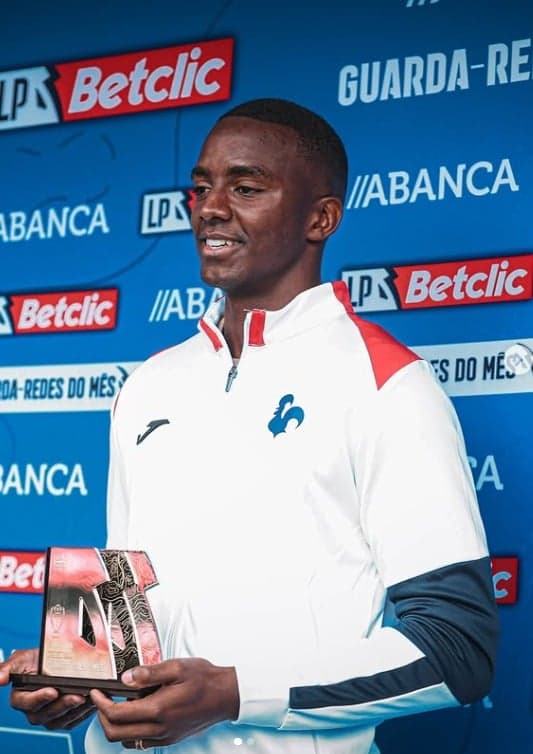 Goleiro Andrew, alvo do Botafogo, brilha pelo Gil Vicente (Foto: Reprodução)