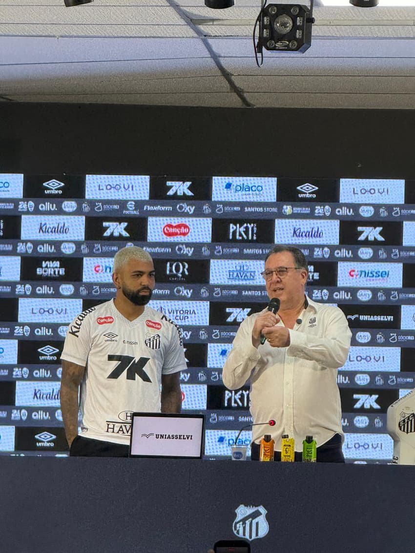 Gabigol ao lado de Marcelo Teixeira, na Vila Belmiro, (Foto: Juliana Yamaoka/ Lance!)