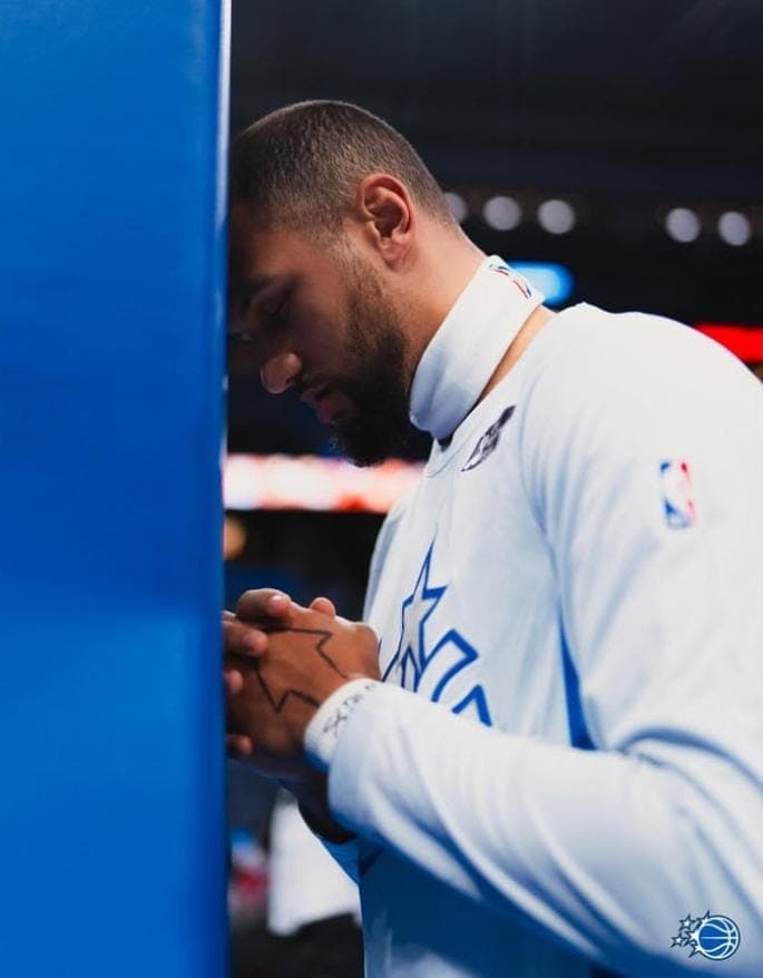Jalen Suggs e seu ritual com a faixa no pescoço (Foto: Reprodução/Instagram)
