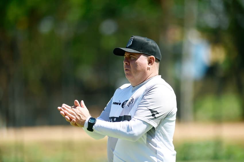 Marcelo Fernandes, técnico da Ponte Presta (Foto: Marcos Ribolli / Ponte Press)