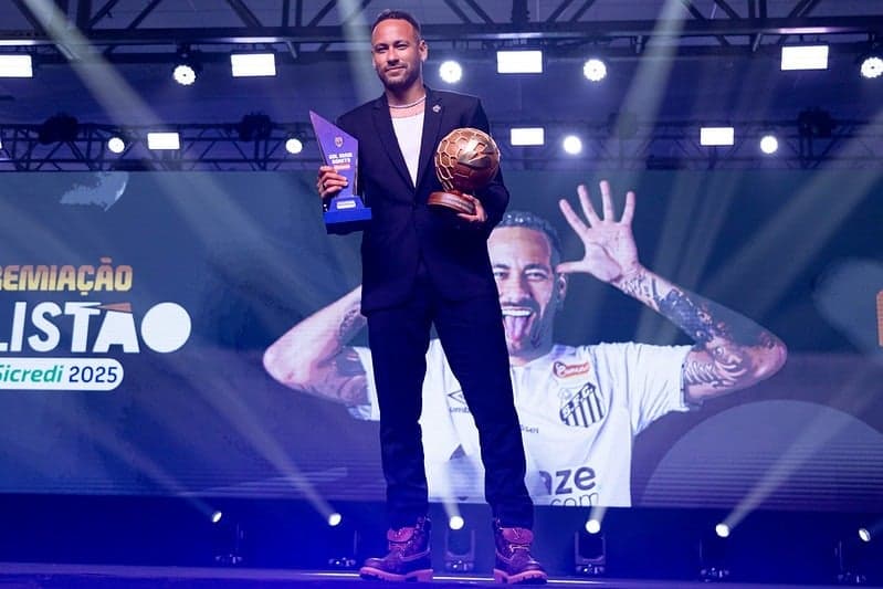 Neymar recebeu o prêmio de gol mais bonito do Paulistão 2025