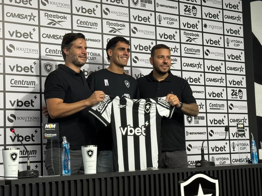 Lucas Villalba foi apresentado como novo reforço do Botafogo (Foto: Leonardo Bessa/Lance!)
