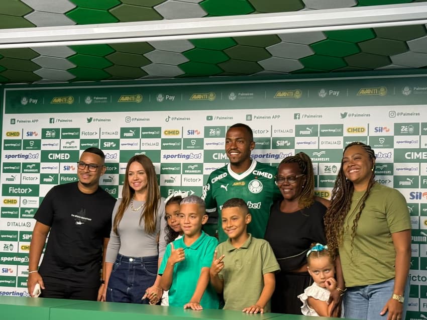 Marlon Freitas ao lado da família durante apresentação como reforço do Palmeiras (Foto: Vitor Palhares/Lance!)