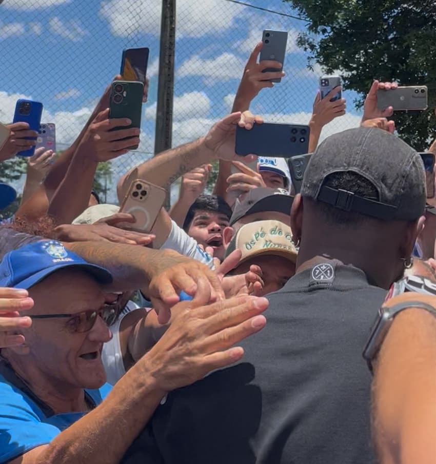 Gerson foi recebido por torcedores na Toca (Foto: Eduardo Statuti/Lance!)