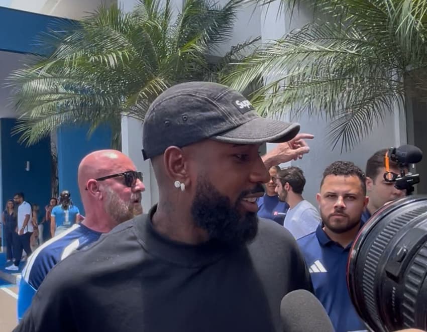 Gerson é recebido por torcedores do Cruzeiro na Toca da Raposa II (Foto: Eduardo Statuti/Lance!)