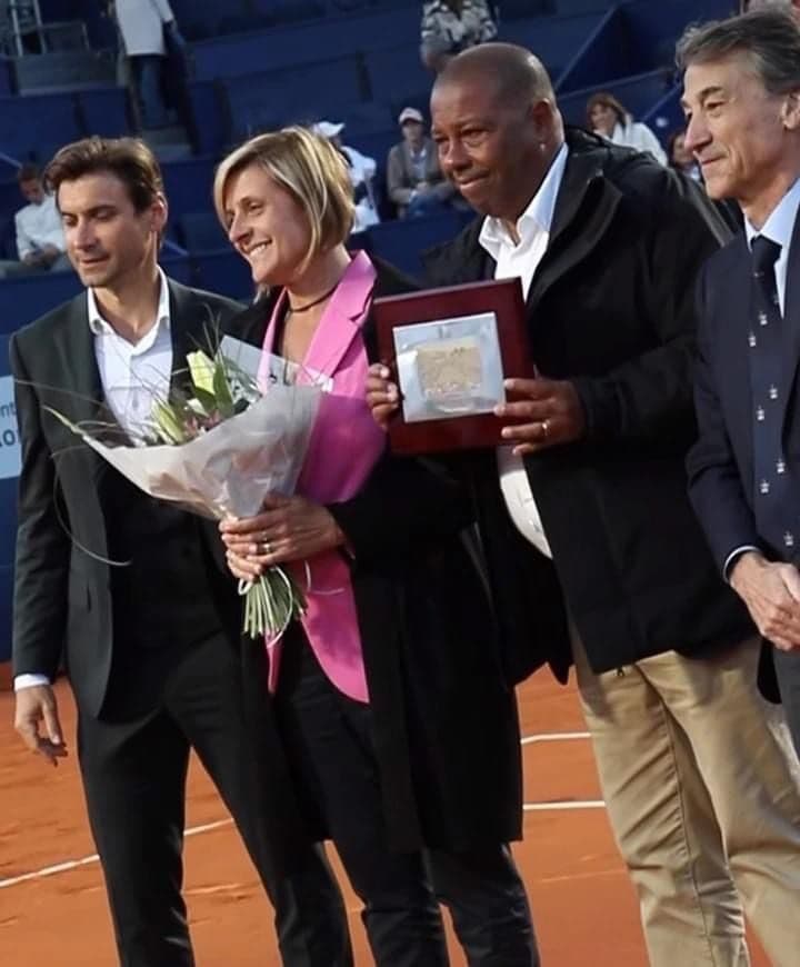 O ex-árbitro Carlos Bernardes em uma das homenagens que recebeu em 2024 (Arquivo pessoal)