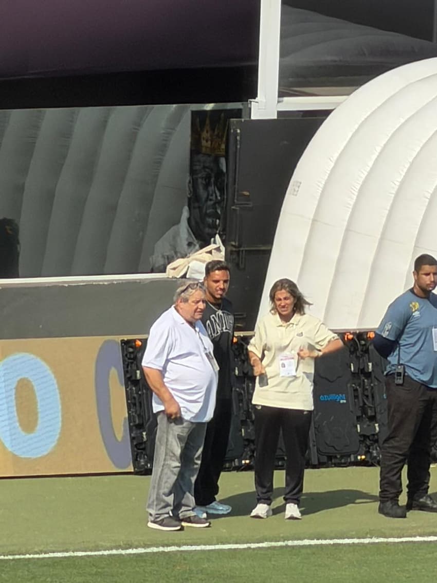 Gabriel Menino marca presença no gramado da Vila ao lado do Conselheiro e da Nutricionista do Santos. (Foto: Juliana Yamaoka/ Lance!)