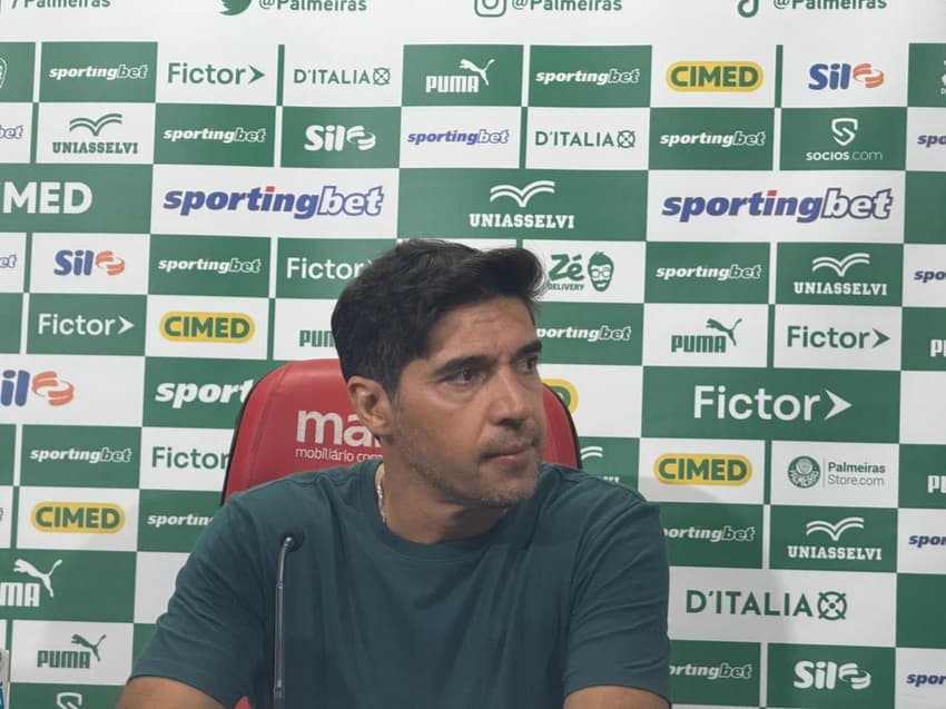 Abel Ferreira durante coletiva de imprensa após vitória do Palmeiras sobre a Portuguesa (Foto: Vitor Palhares/Lance!)