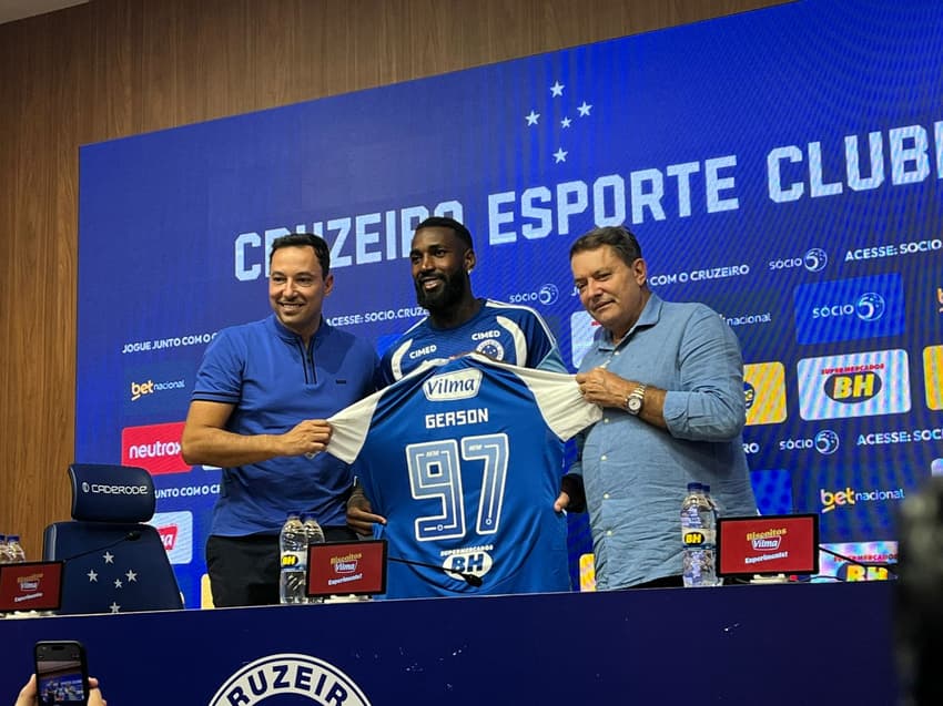 Gerson é apresentado pelo Cruzeiro (Foto: Eduardo Statuti/Lance!)