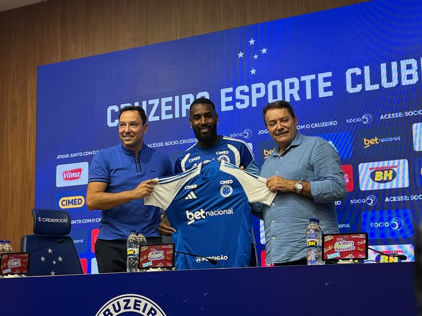 Gerson é apresentado no Cruzeiro (Foto: Eduardo Statuti/Lance!)