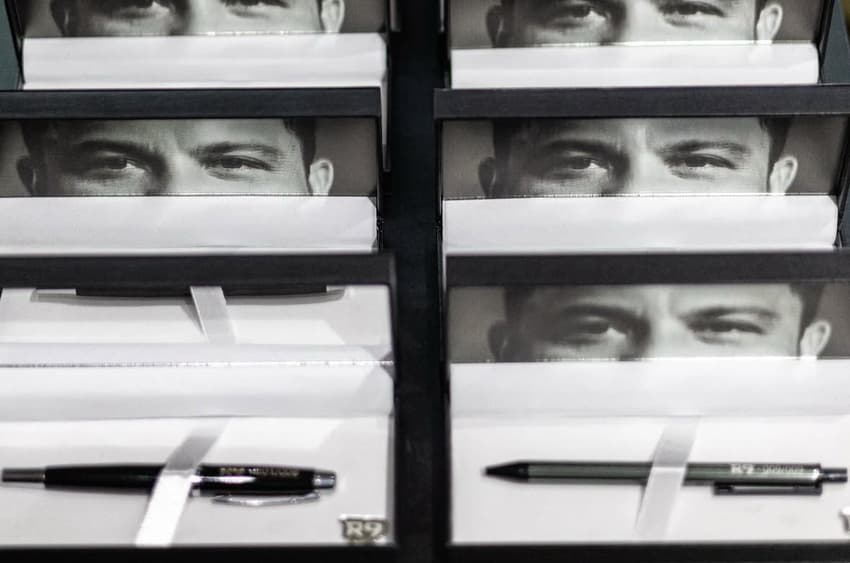 Kit da Nike tem canetas numeradas para presentar talentos que assinam com a marca