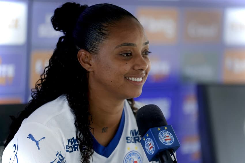 Taty Sena em entrevista de apresentação no Bahia (Foto: divulgação / EC Bahia)