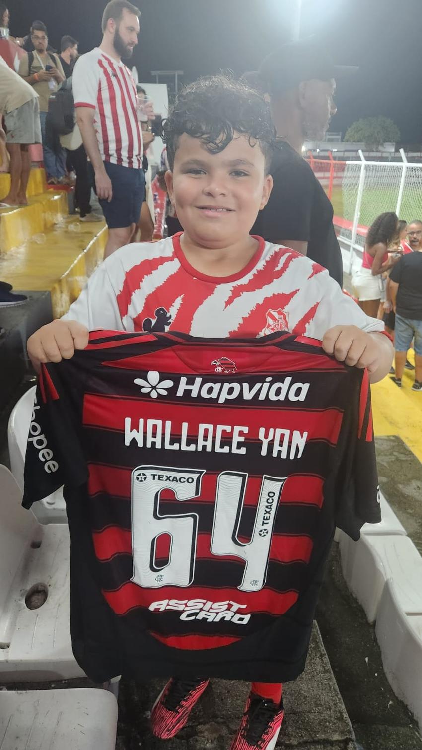 Jovem ganhou camisa do Flamengo