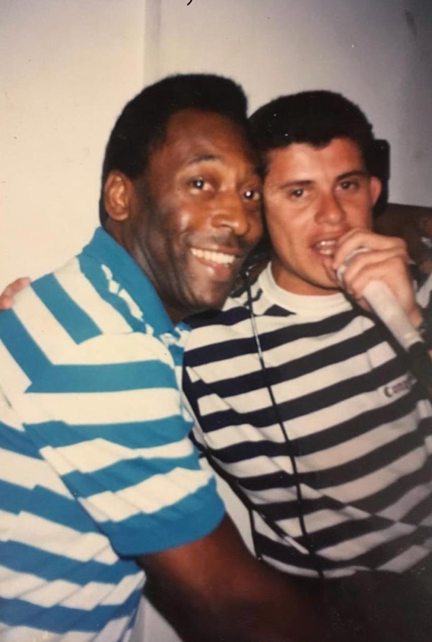 Odinei Ribeiro ao lado do Rei Pelé durante sua juventude (Foto: Reprodução)