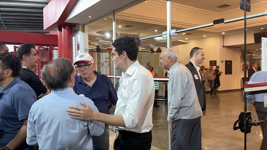 Marco Aurélio Cunha (de costas) marca presença (Foto: Izabella Giannola/Lance!)