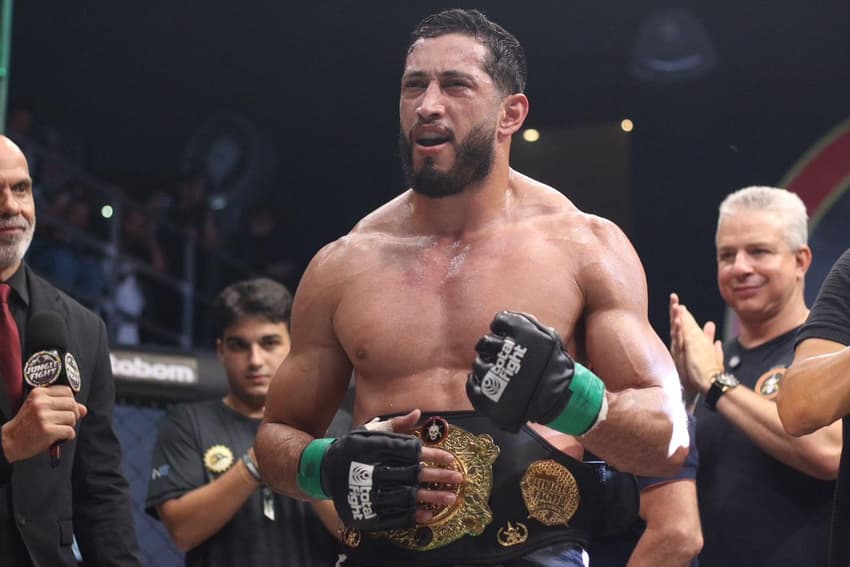 A emoção de João Dantas ao manter o cinturão do Jungle Fight (Foto: Hugo Elevaty Esportes)
