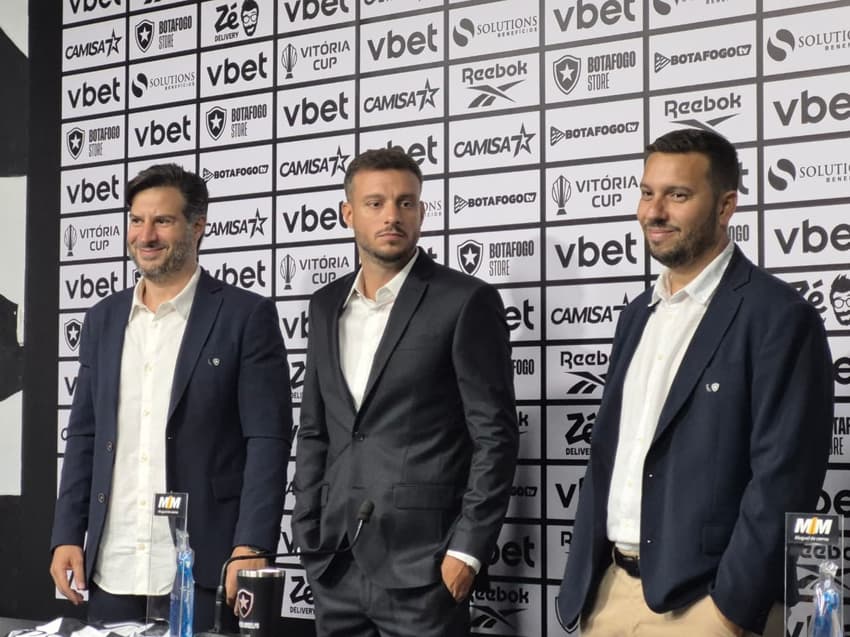 Martín Anselmi ao lado de diretores do Botafogo (Foto: Leonardo Bessa/Lance!)