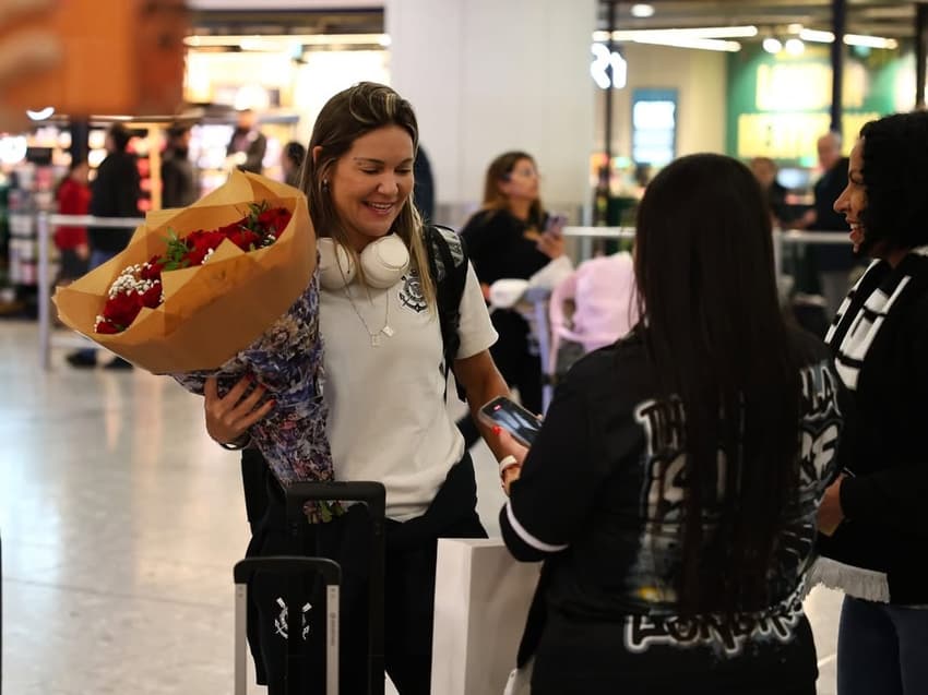 Gabi Zanotti recebe flores de torcedores do Corinthians. (Foto: Rodrigo Gazzanel / Corinthians)