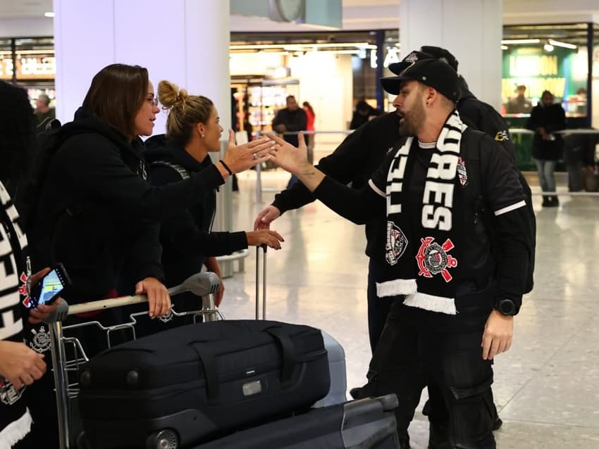 Zagueira Erika cumprimenta torcedor do Corinthians. (Foto: Rodrigo Gazzanel / Corinthians)