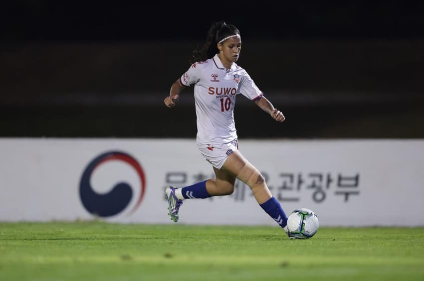 Mileninha conduz bola pelo Suwon, da Coreia do Sul. (Foto: Suwon/Divulgação)