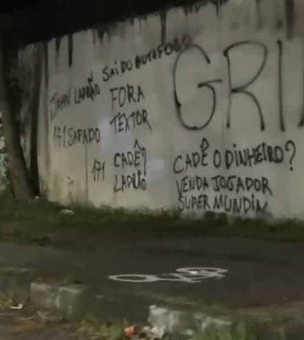 Muros do CT do Botafogo foram pichados (Foto: Reprodução/X)