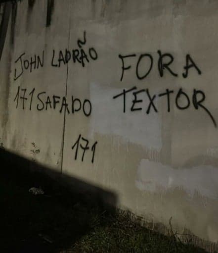 Muros do CT do Botafogo foram pichados (Foto: Reprodução/X)